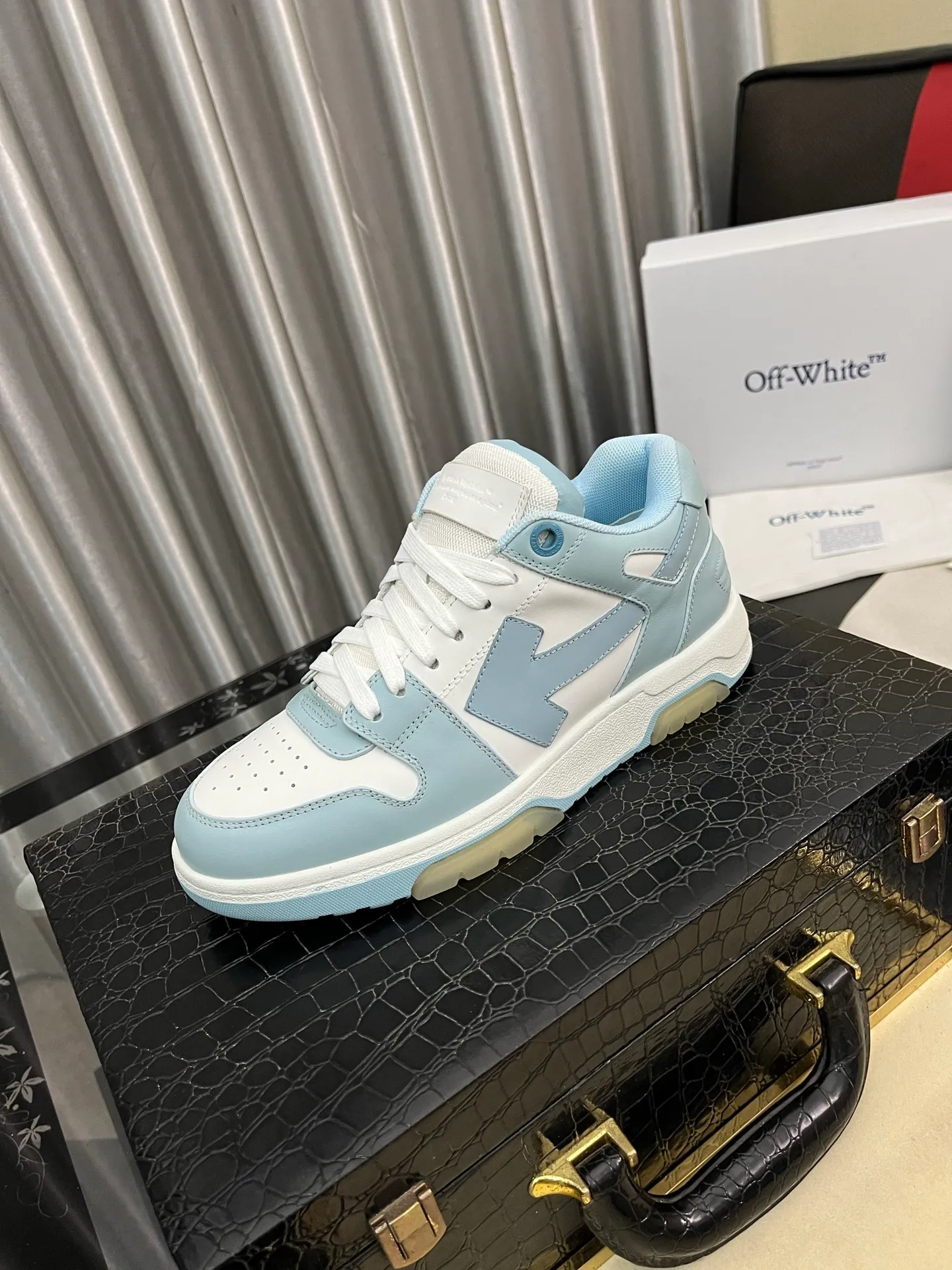 Men's shoes 💰600⌚️⌚️ OFF-White C/O VirGil Abloh fashionable and versatile casual shoes. Exclusive first release of the new model. Made of environmentally friendly cowhide leather and mesh fabric upper material. The insole is embedded with foam cushioning EVA material. The correct midsole is equipped with EVA lightweight cushioning. External tooth nail rubber outsole. The correct accessories can be customized simultaneously. Women's model: 35-40 Men's model: 39-45